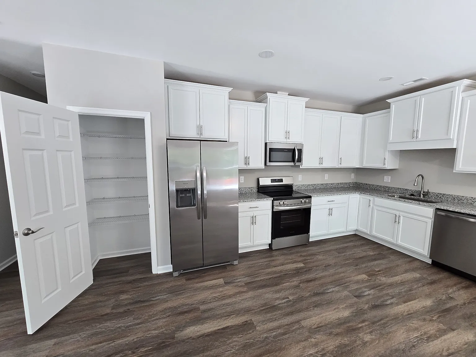 3 bed, 1300 sqft, $2,150 — Photo 3