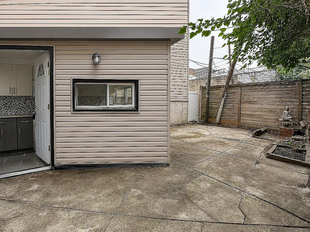 1544 Pacific Street — Photo 3