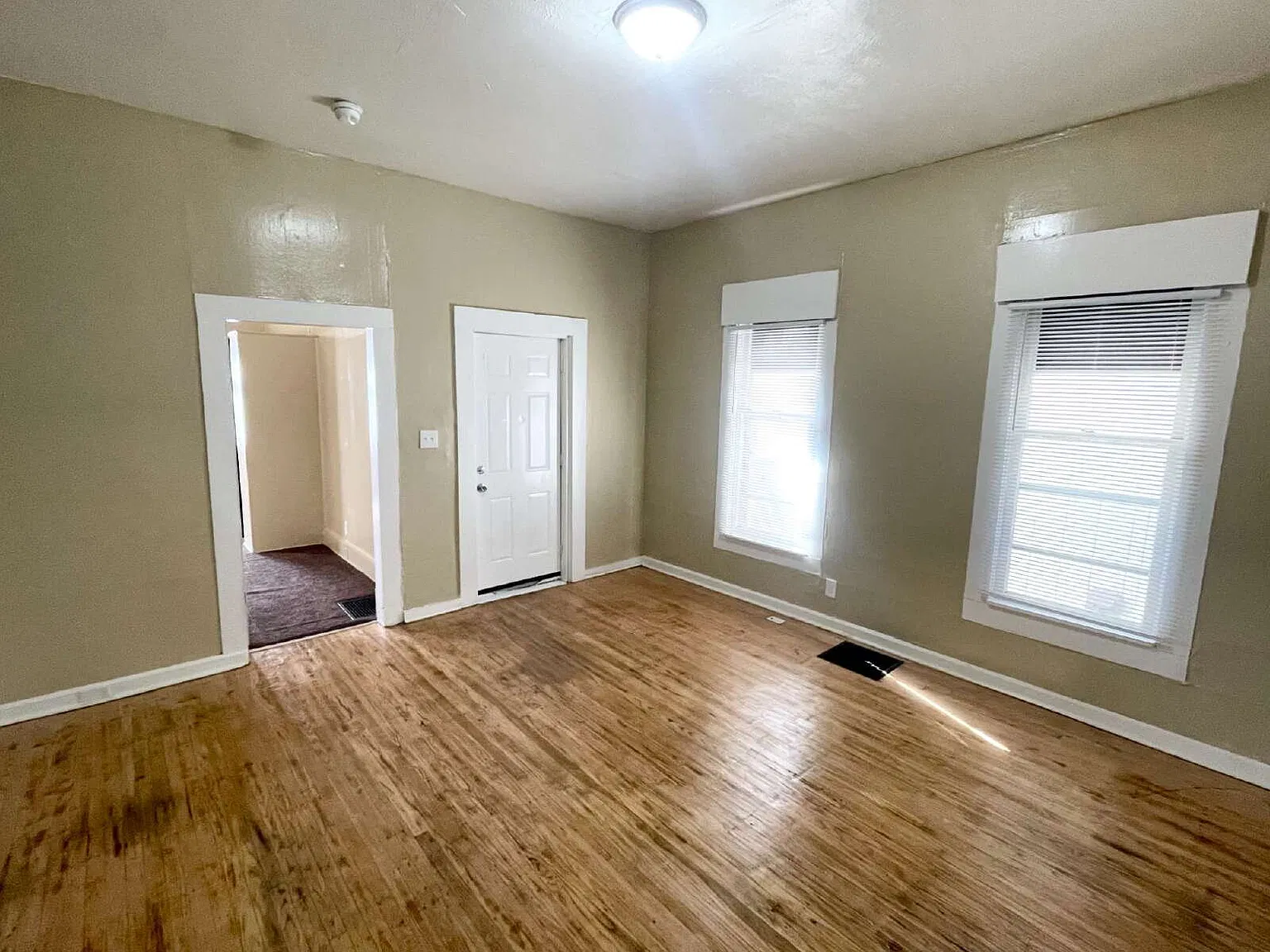 3 bed, 1.0 bath, $995 — Photo 2