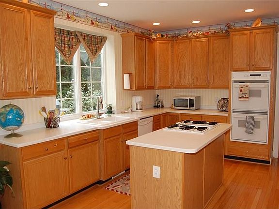 Kitchen Features Island Gas Cooktop and Double Ovens