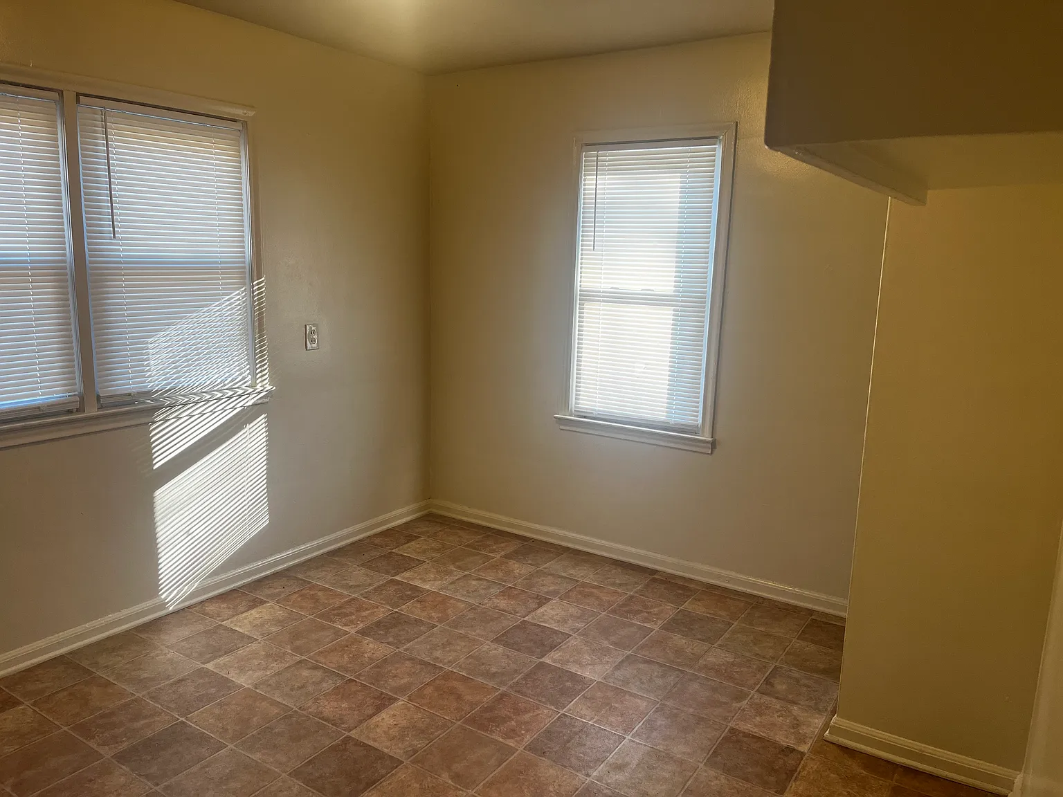 3 bed, 1000 sqft, $1,200 — Photo 3