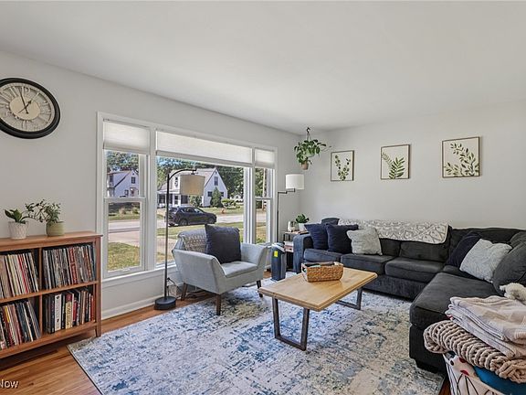 5th image of 821 Bryn Mawr Ave