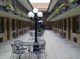 163 W Division St APT 202, Chicago, IL 60610