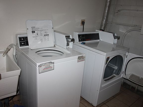 Washer Dryer (first floor)