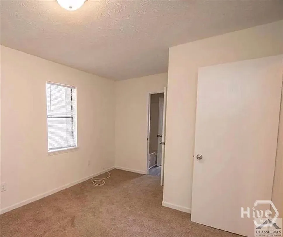 2 bed, 1.0 bath, 1700 sqft, $1,000 — Photo 3