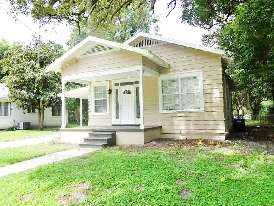 1216 E Ida St