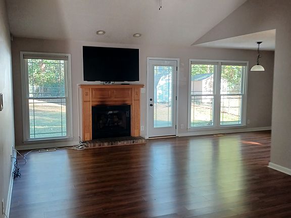 3rd image of 231 Kathleen Ct