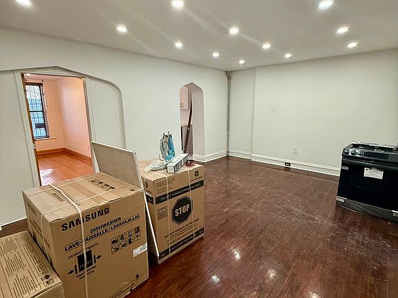 3rd image of 627 Willoughby Ave #1F