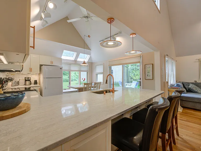 90 Chestnut Rd — Photo 5