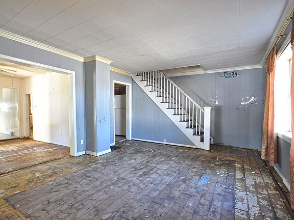 4th image of 724 N Division St