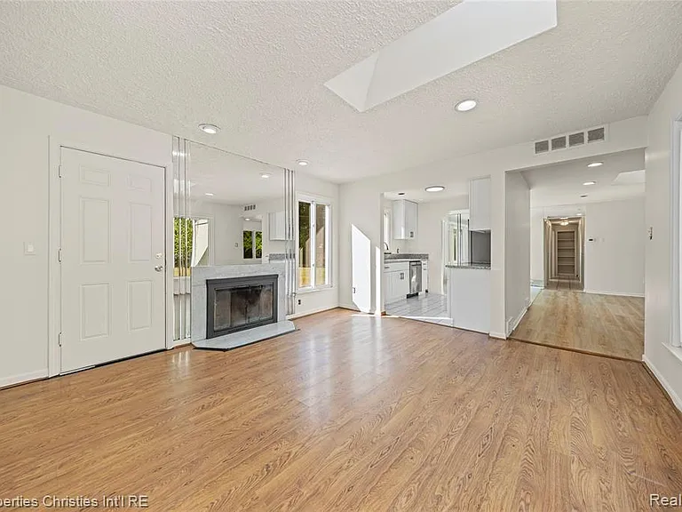 6550 Inkster Rd — Photo 17