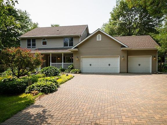 2nd image of 882 Lois Ln
