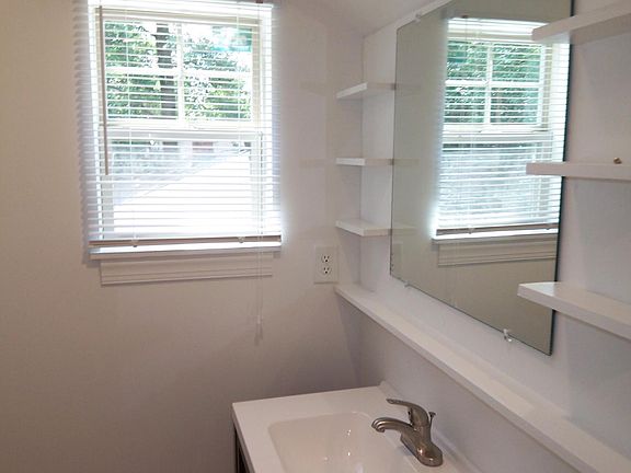 4th image of 303 S Elm St