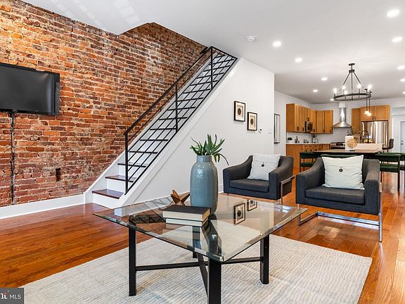 3rd image of 334 Roxborough Ave