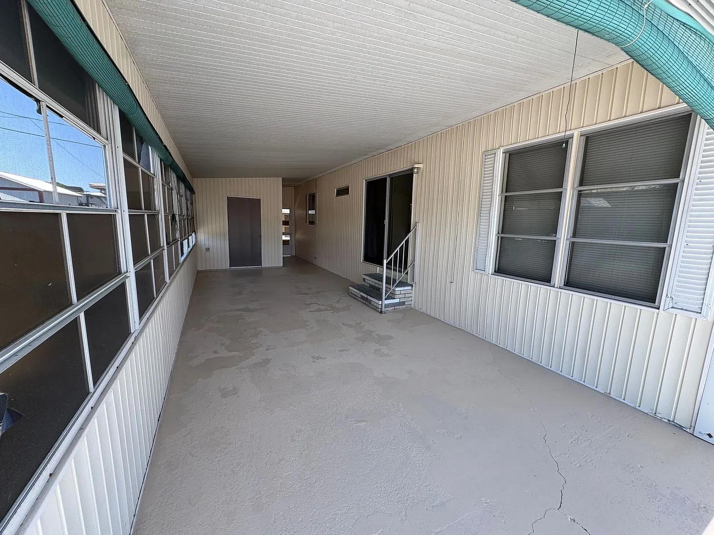 Spacious 2 Bedroom Mobile Home for Rent in Fairlane Acres Bradenton, FL — Photo 4