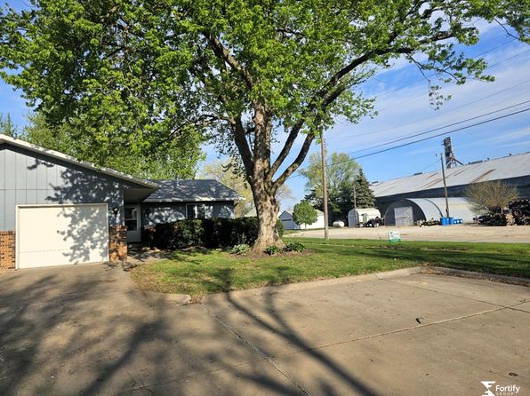 401 S Apple St, Shickley, NE 68436