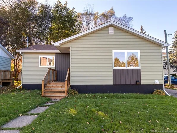266 Jones St, Moncton, NB E1C 6K6