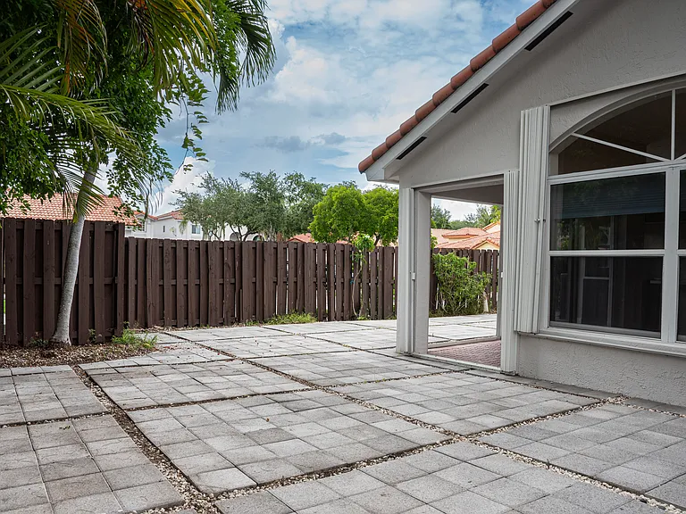 11252 NW 58th Ter — Photo 4