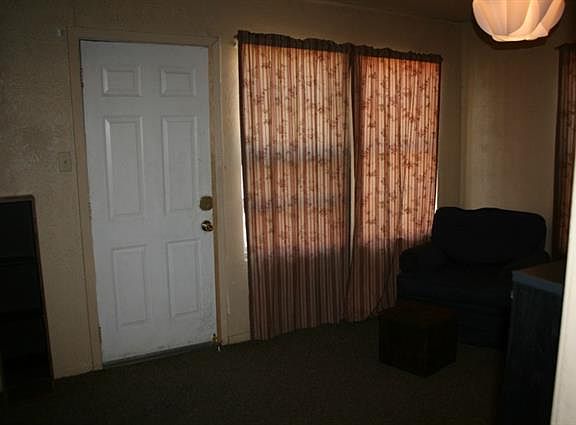3rd image of 9200 Oels St