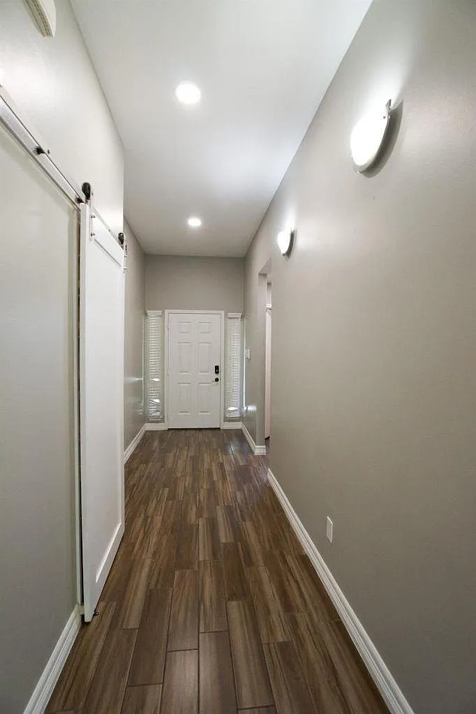 4 bed, 2.0 bath, 1400 sqft, $2,000 — Photo 3