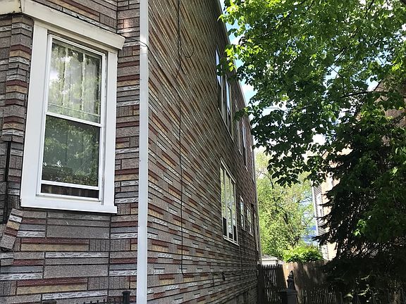 3rd image of 3642 W Oakdale Ave