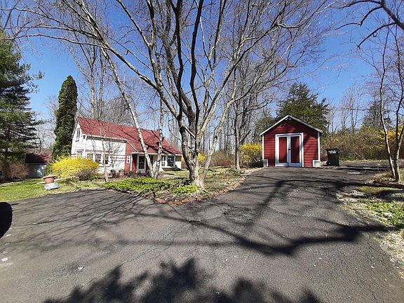 Front driveway with plenty of parking