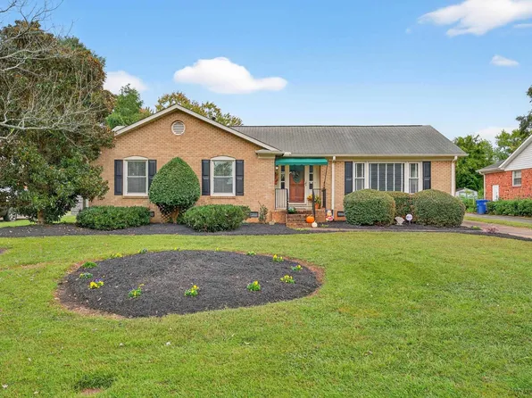 208 Saint Matthews Ln, Spartanburg, SC 29301