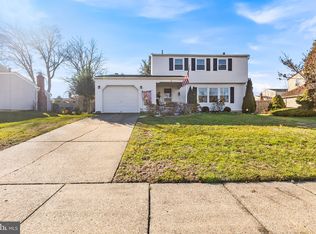 10 Hamilton Dr, Laurel Springs, NJ 08021