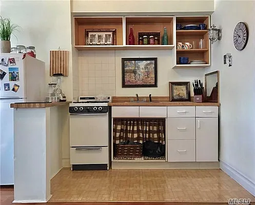 Sold by Douglas Elliman | media 18