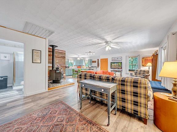 3rd image of 303 Teakwood Dr