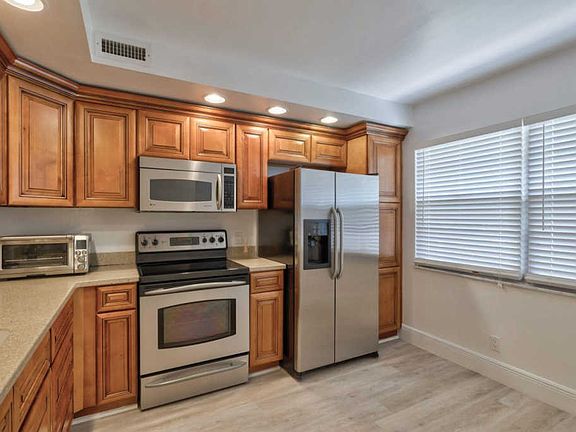 5th image of 4402 Martinique Ct APT D1