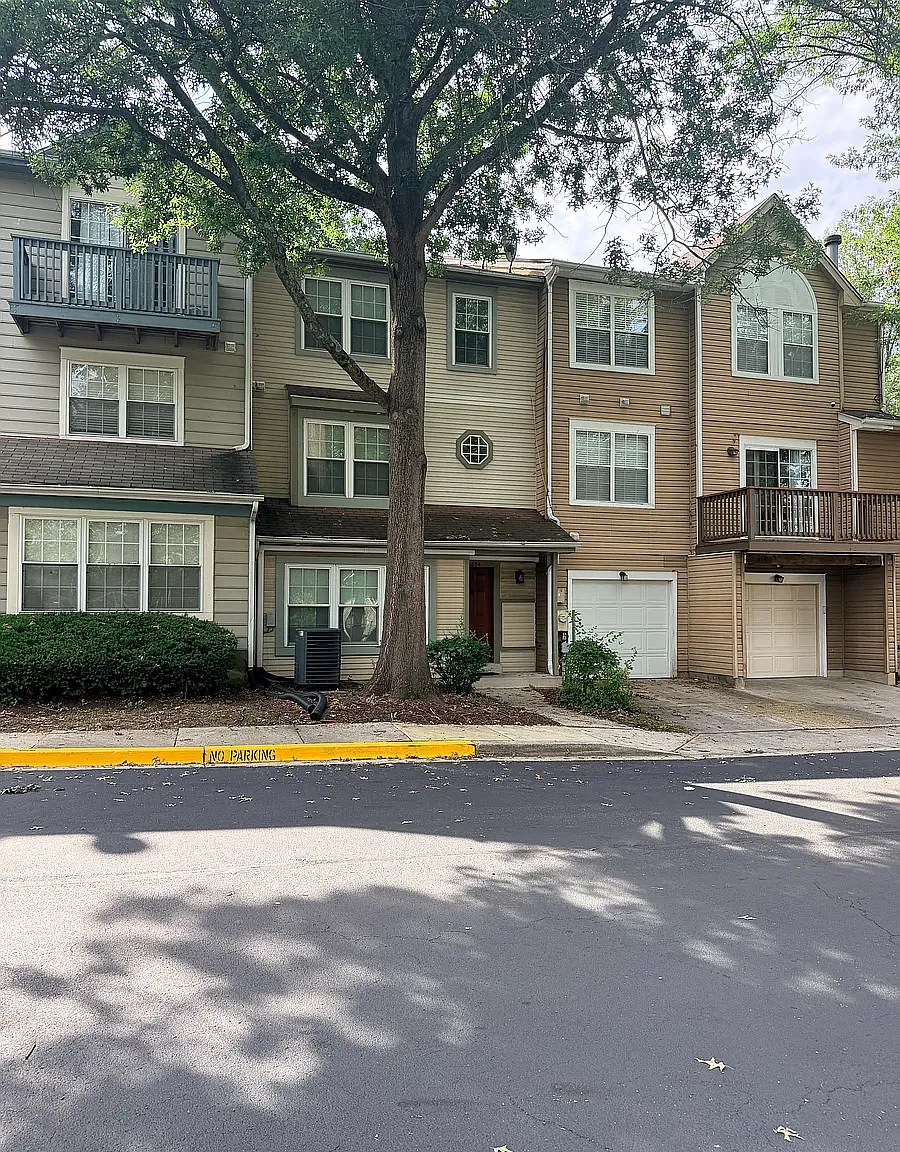 3 bed, 2.5 bath, 1899 sqft, $2,999 — Photo 2