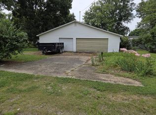 390 Mortimer St, Barry, IL 62312