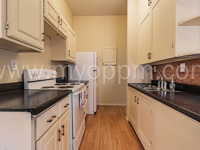 1146 S 32nd St — Photo 14