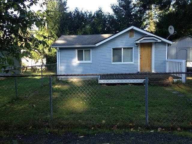 1 BR, Clean, New flooring throughout,large storage shed,fenc