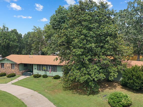 2nd image of 1017 Chinquapin Street