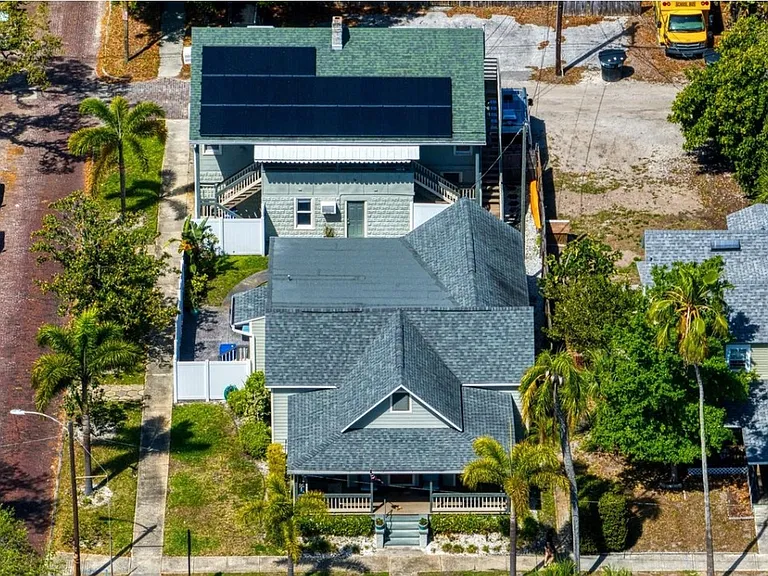 802 Dartmoor St N — Photo 3