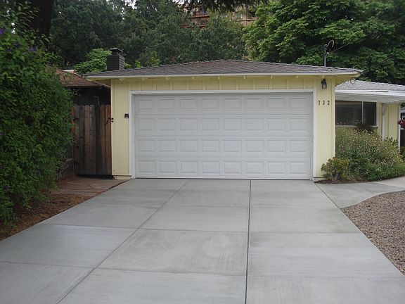 3rd image of 732 Paige Ln