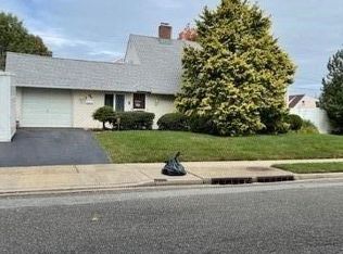 16 Weaving Ln, Wantagh, NY 11793