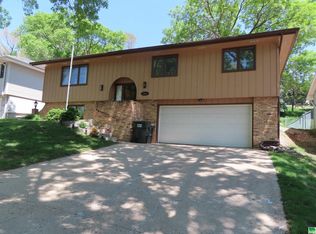 3028 Cheyenne Blvd, Sioux City, IA 51104