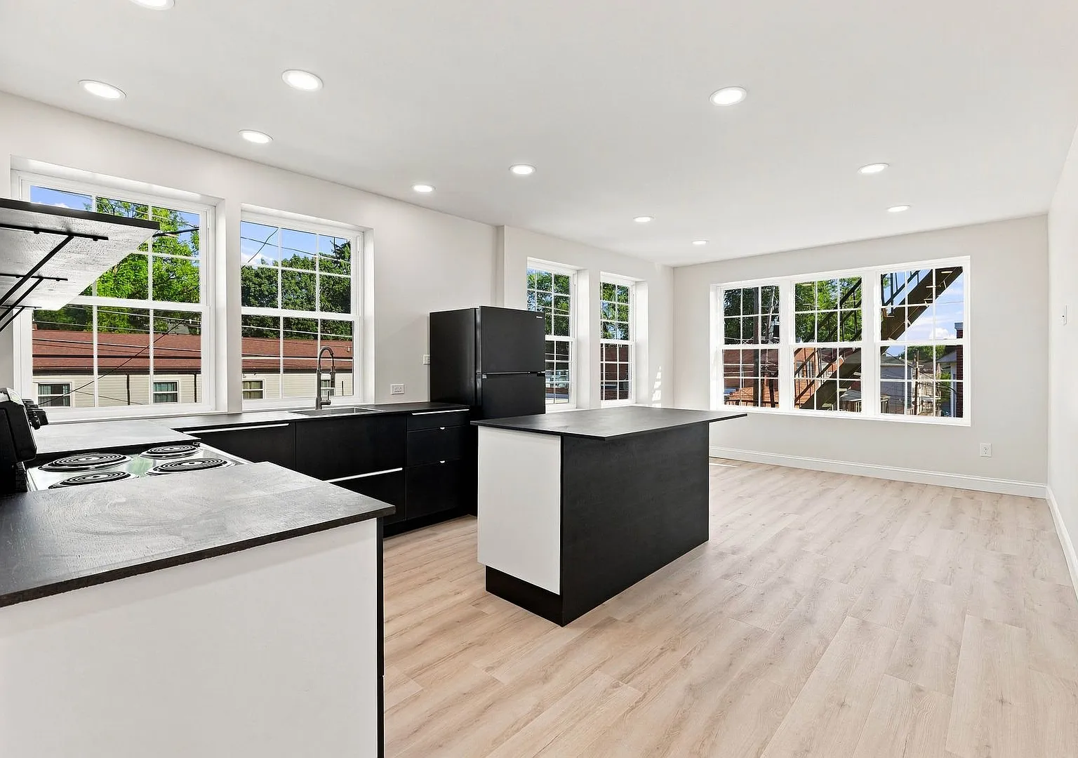 740 W Vine St — Photo 2