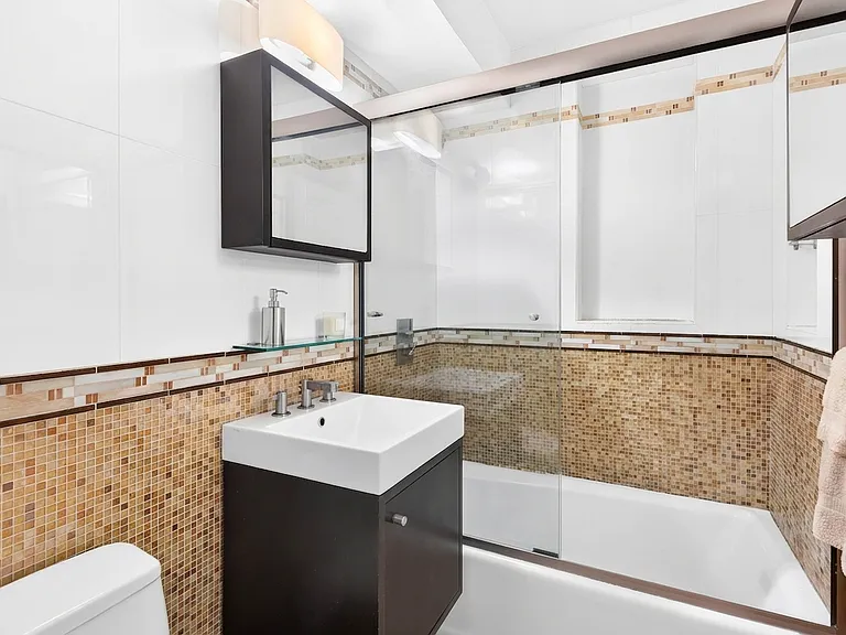 440 E 62nd St #16G — Photo 5
