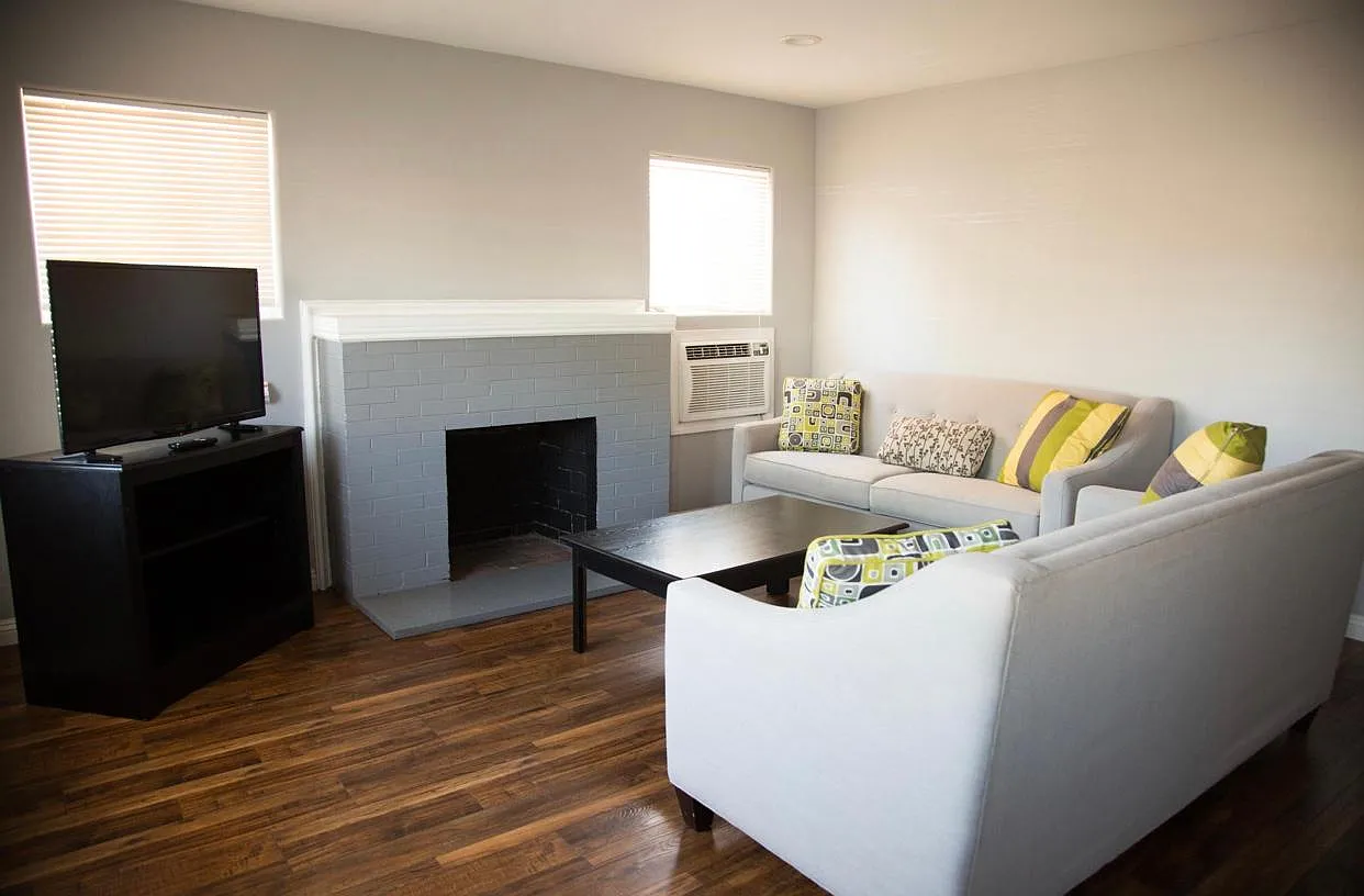 5 bed, 1600 sqft, $850 — Photo 1