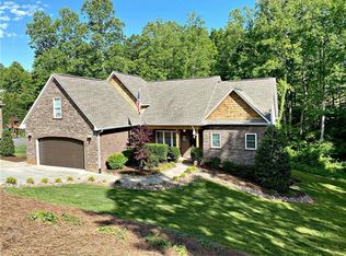 1122 Waterford Dr, Hickory, NC 28602
