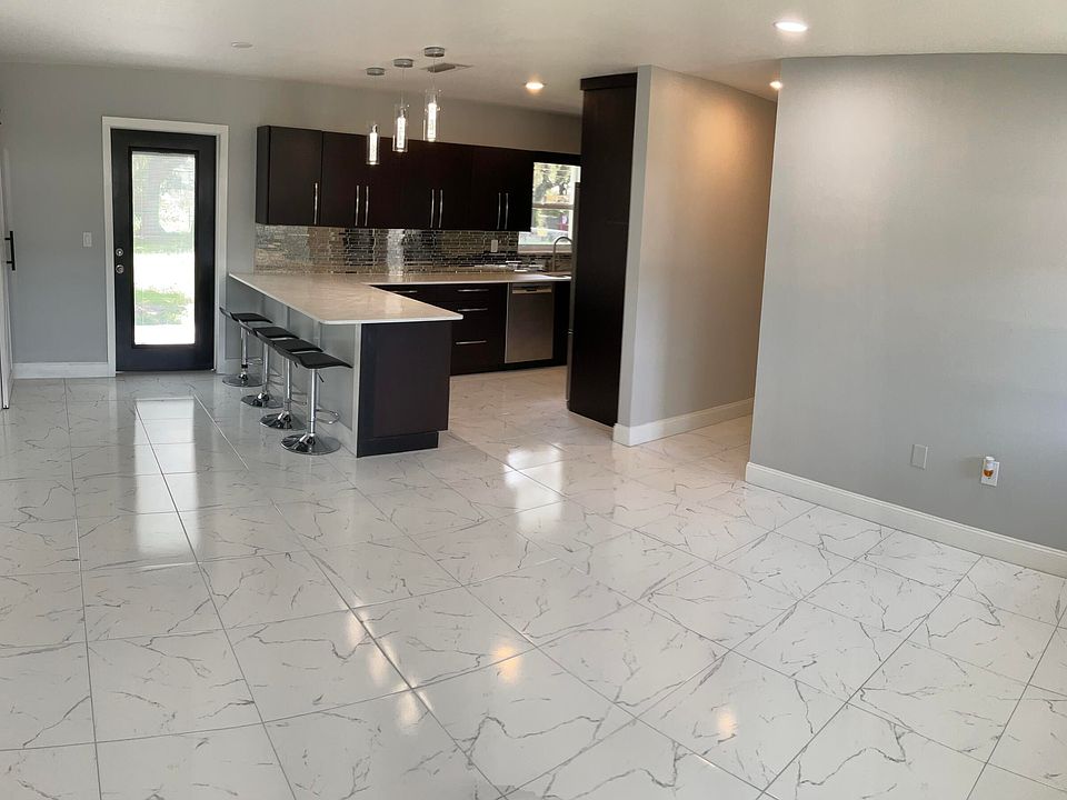 1st image of 300 SE 15th Avenue