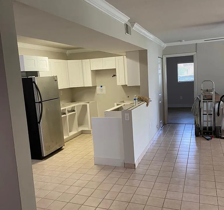 450 Palm Cir W #103