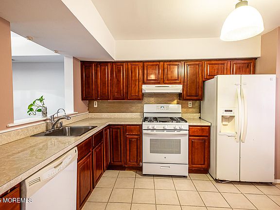 4th image of 90 Foxwood Place