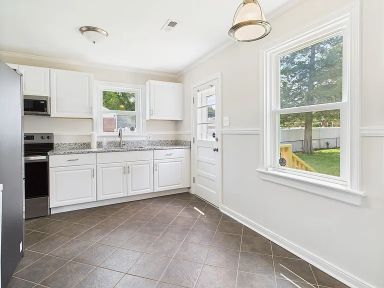 1709 Glenview Rd — Photo 9