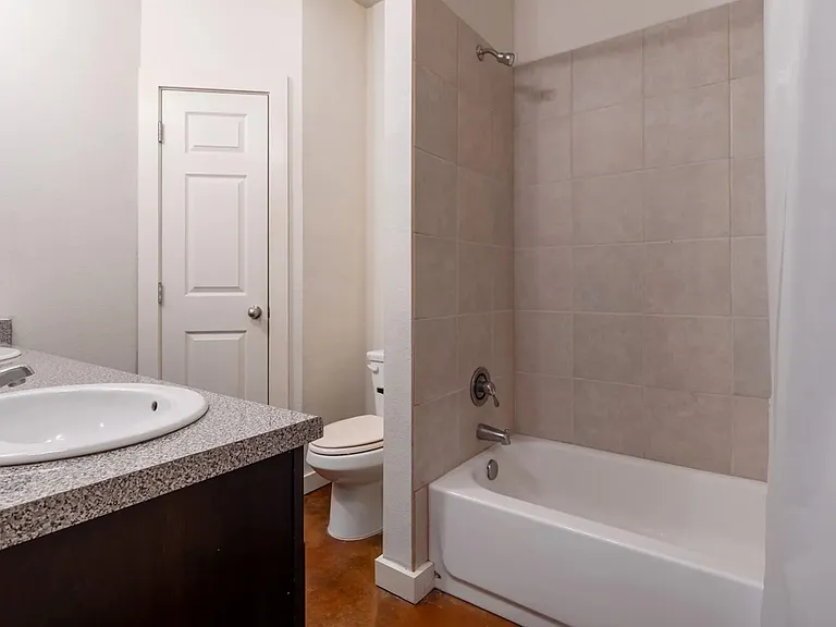 785 E Independence St #7 — Photo 2