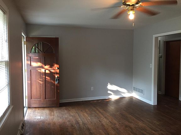 3rd image of 1037 Summit Dr